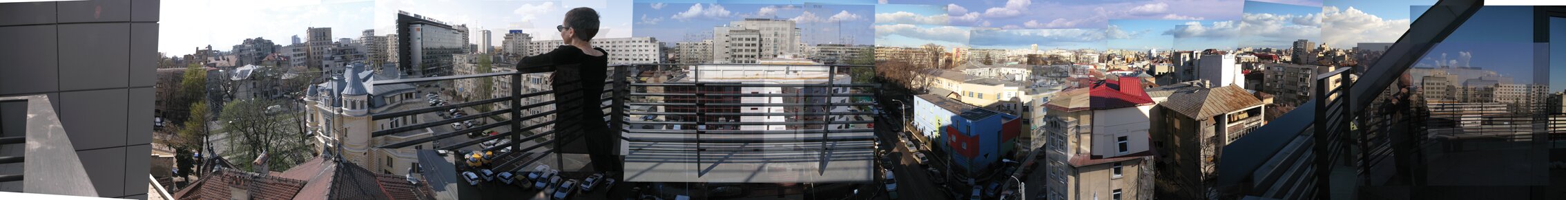 Colaj panoramic al Bucureștiului văzut de pe terasă, cu Gabriela la balustradă